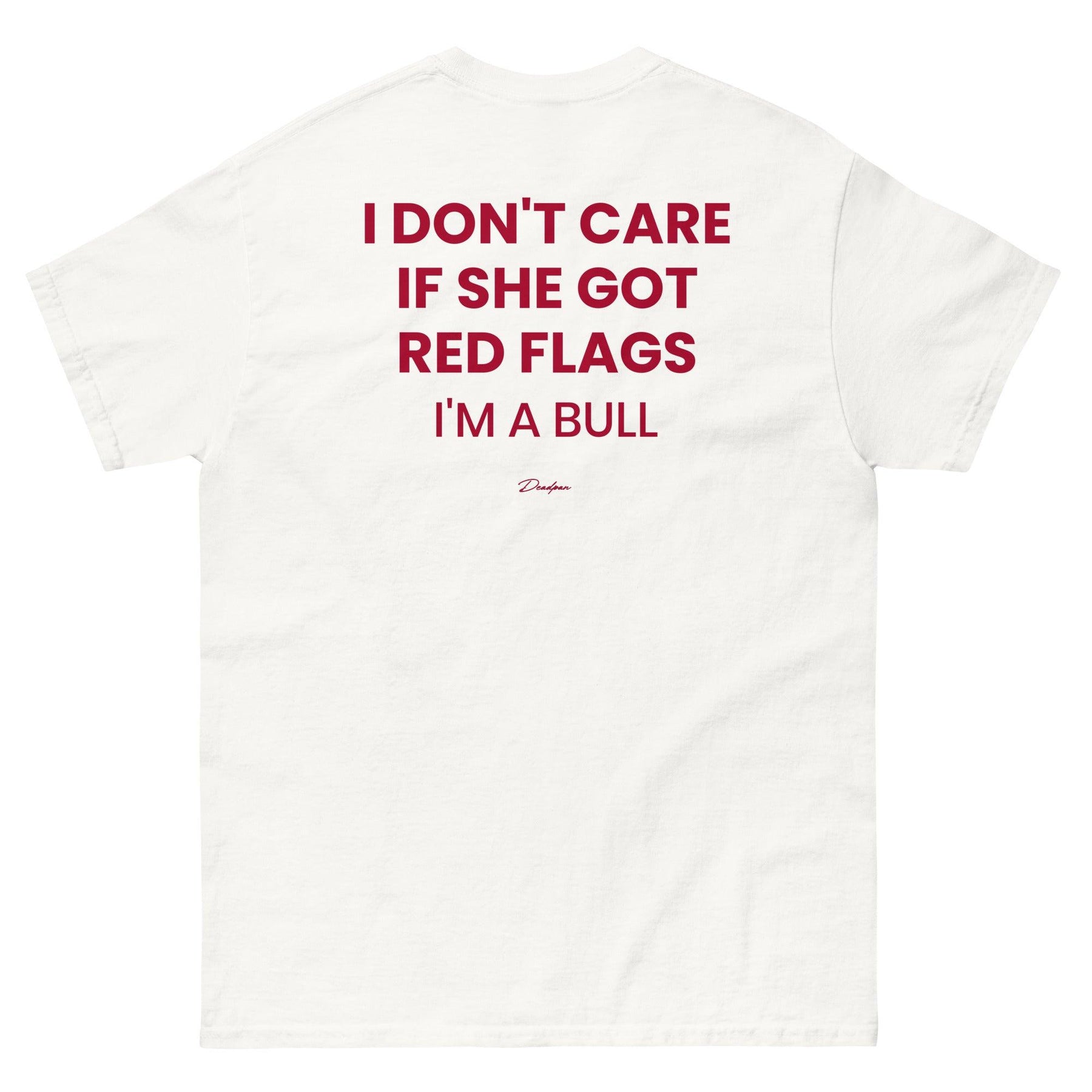 T-shirt bianco unisex UNTLD con scritta "I don't care if she got red flags, I'm a bull" sulla parte posteriore, stile casual e comodo.
