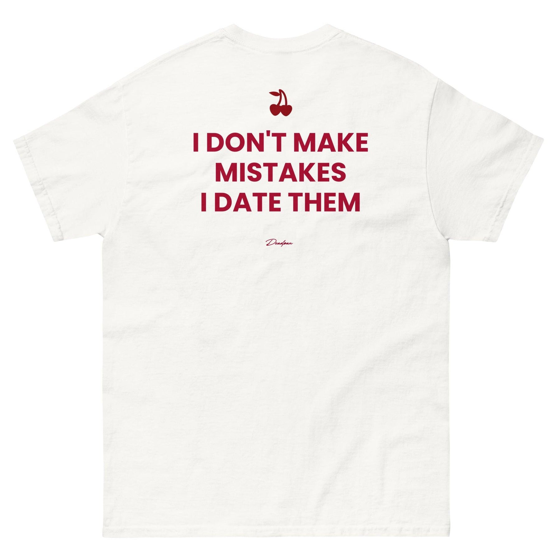 T-shirt unisex bianca UNTLD con scritta "I DON'T MAKE MISTAKES I DATE THEM" sul fronte, stile casual e moderno.