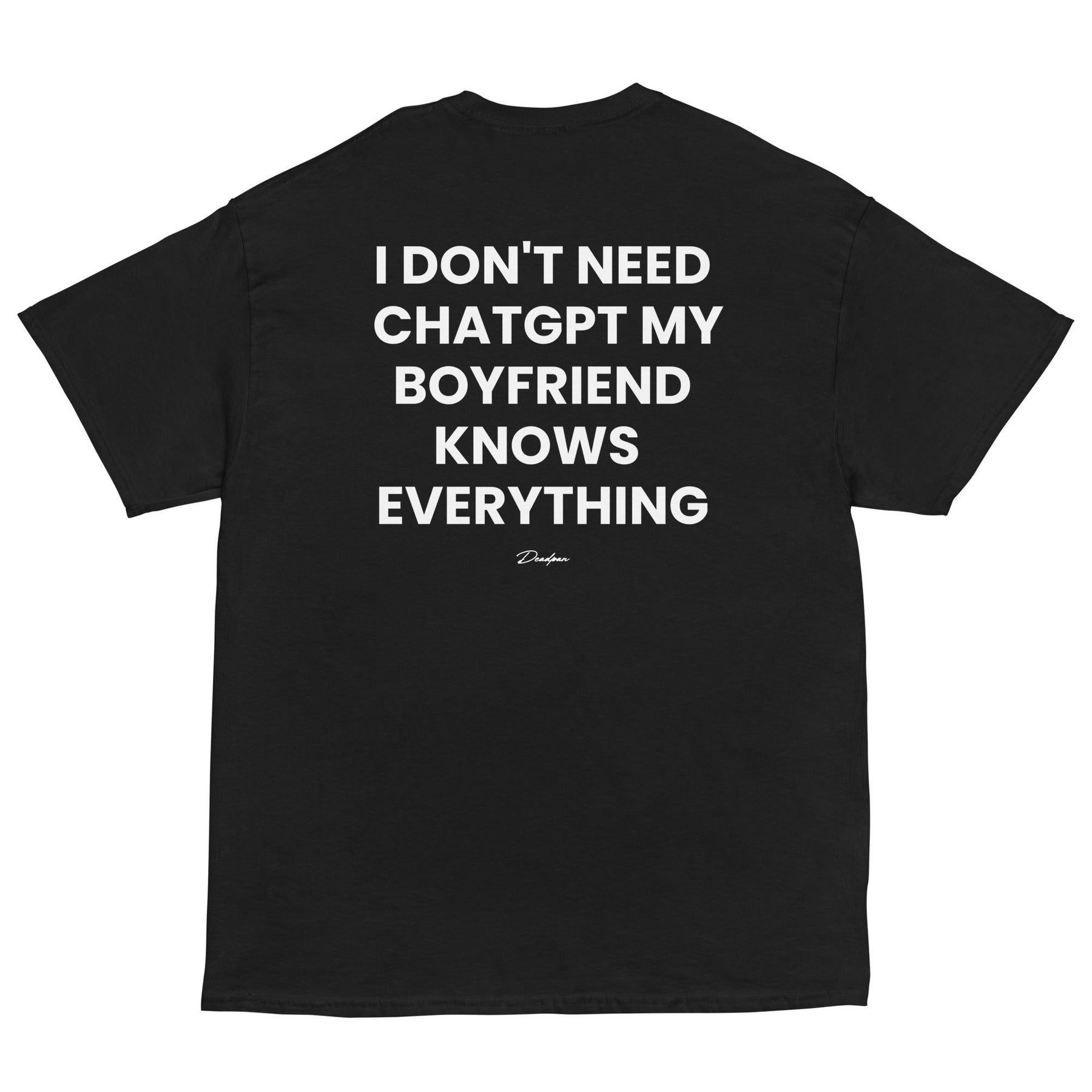 T-shirt unisex nero con stampa "I DON'T NEED CHATGPT MY BOYFRIEND KNOWS EVERYTHING" di UNTLD, vista sul retro.