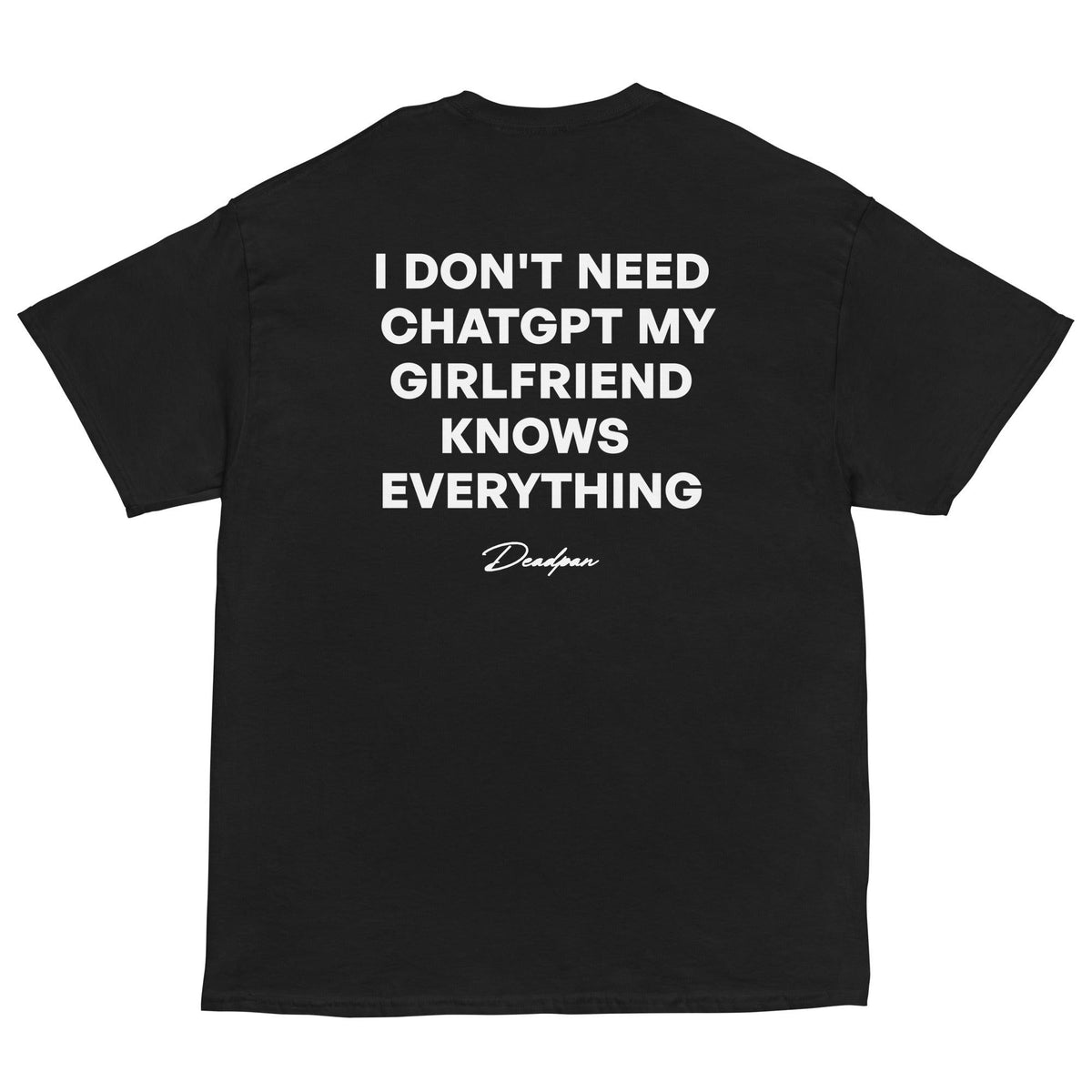 Maglietta unisex nera UNTLD con stampa "I DON'T NEED CHATGPT MY GIRLFRIEND KNOWS EVERYTHING" sul fronte, vista posteriore.