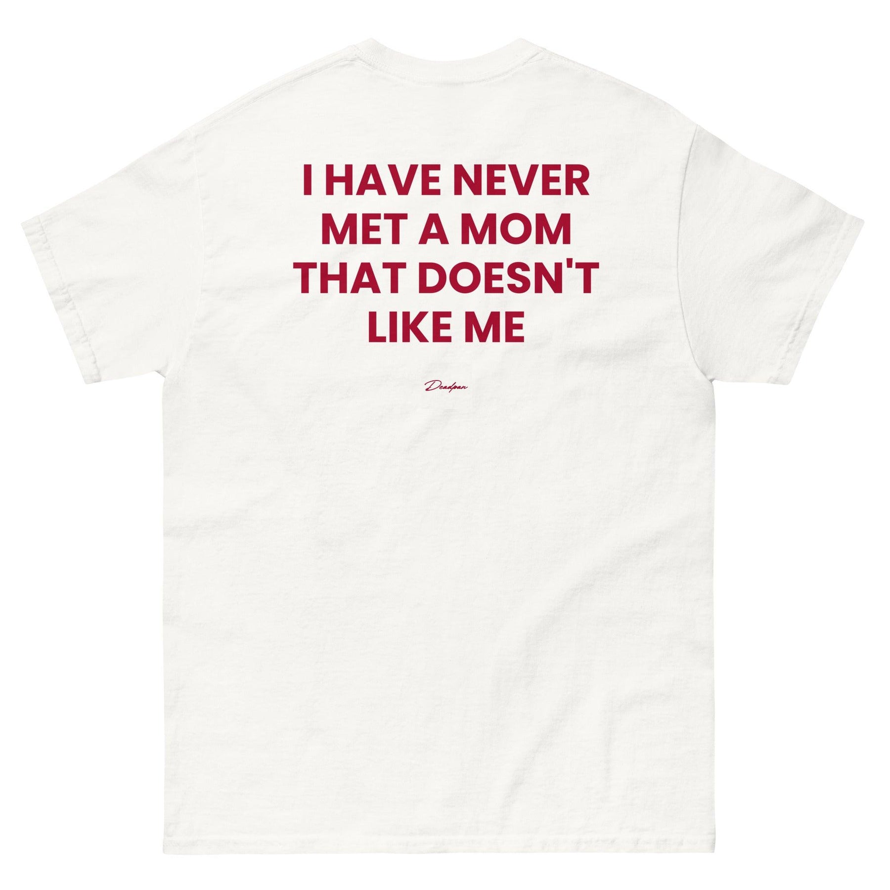 T-shirt unisex bianco UNTLD con scritta "I HAVE NEVER MET A MOM THAT DOESN'T LIKE ME" sul fronte, stile classico.