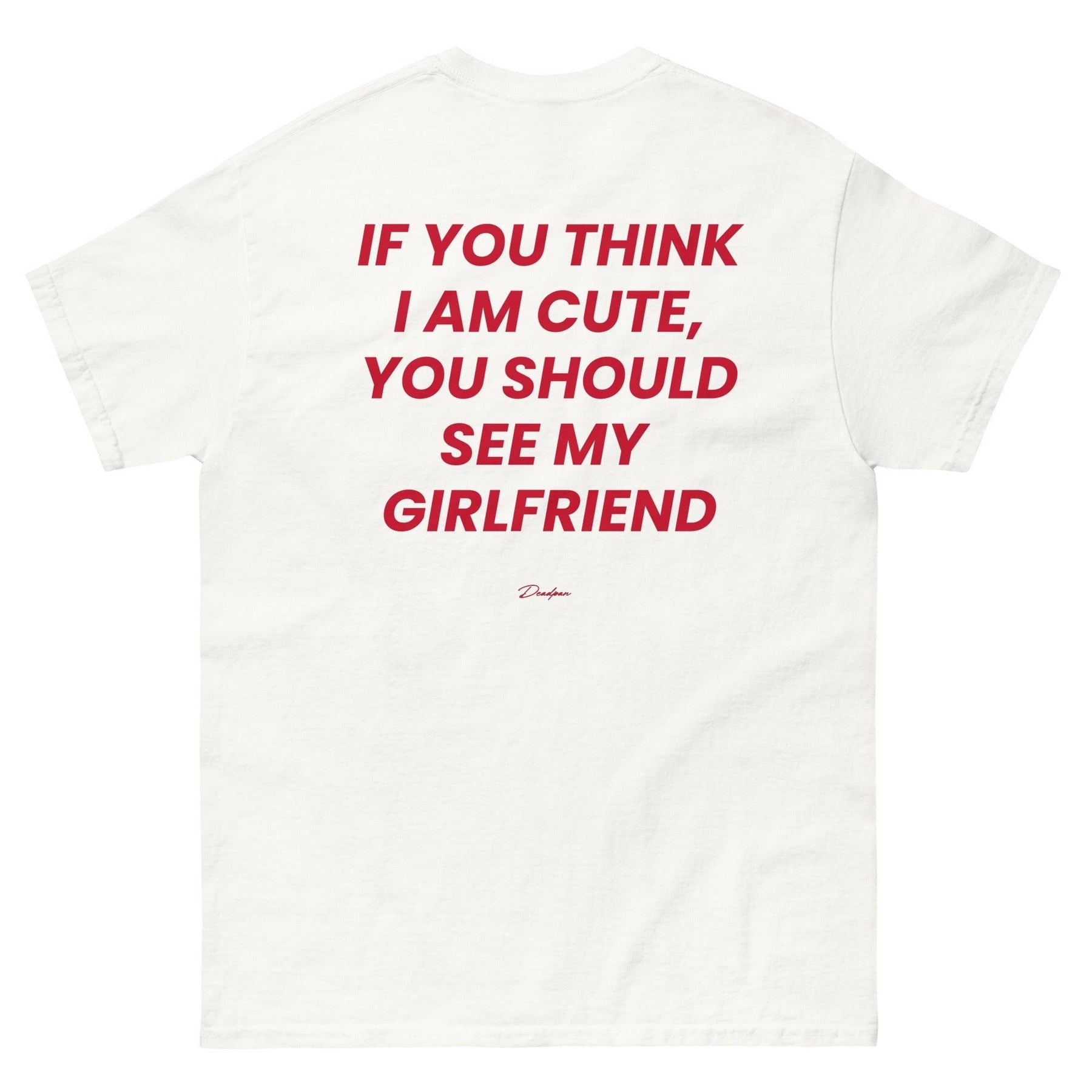 Maglietta unisex bianca UNTLD con scritta "If you think I’m cute, you should see my girlfriend" sul retro, stile classico.