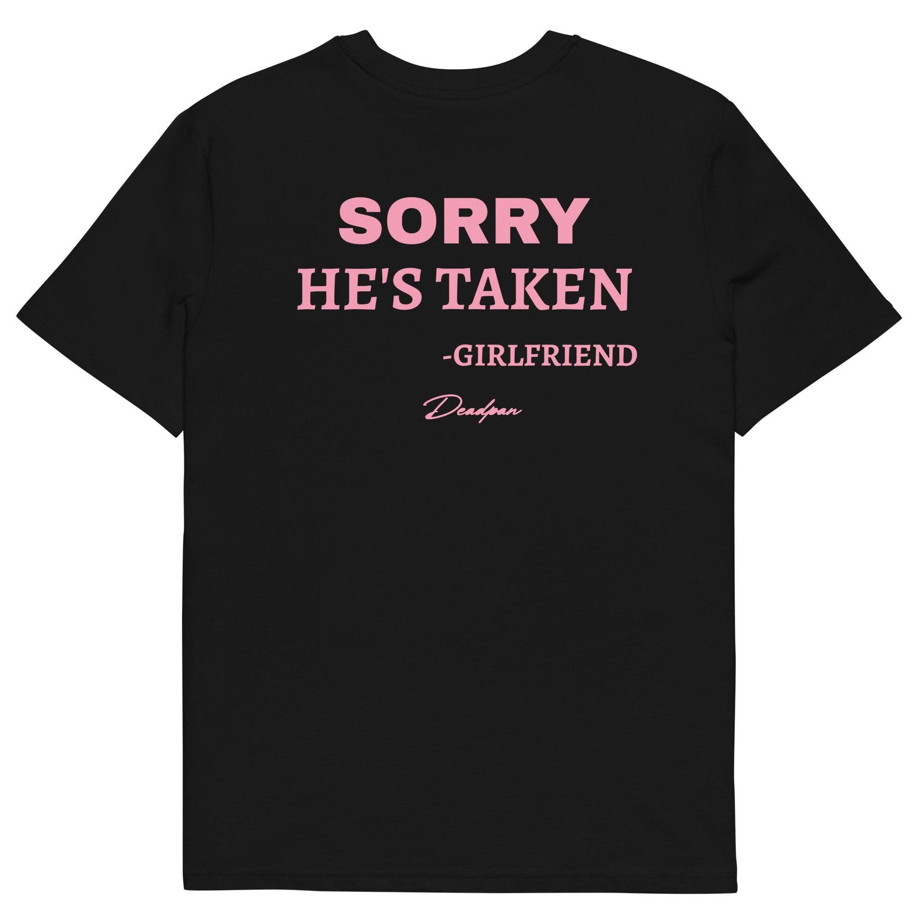 Maglietta unisex nera UNTLD con stampa "Sorry He's Taken, Girlfriend" in cotone organico, vista da dietro.